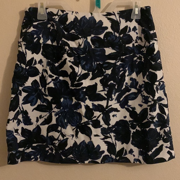 Floral spandex skirt with pockets - Picture 2 of 2